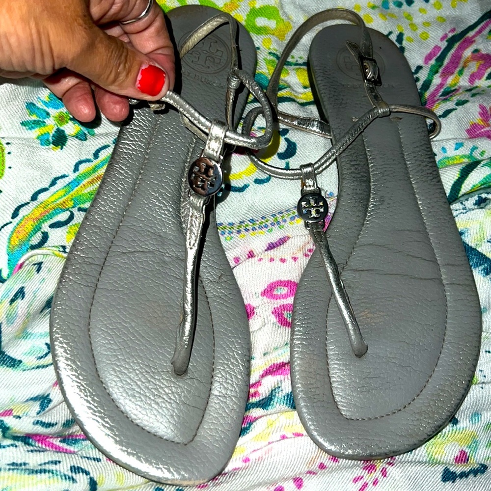 🌹PRICE FIRM Tory Burch GUC Silver Size 11 Flat Sandals!